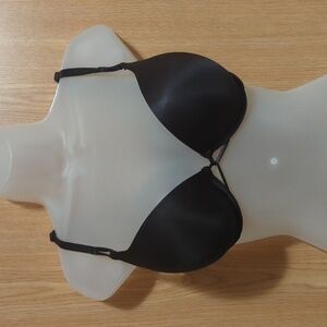 Victoria's Secret bombshell plunge 34D